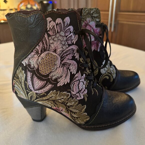 L' Artiste Siren Black Floral Side Zip Ankle Boots - Size 38 (7.5-8) New in Box - Picture 1 of 11